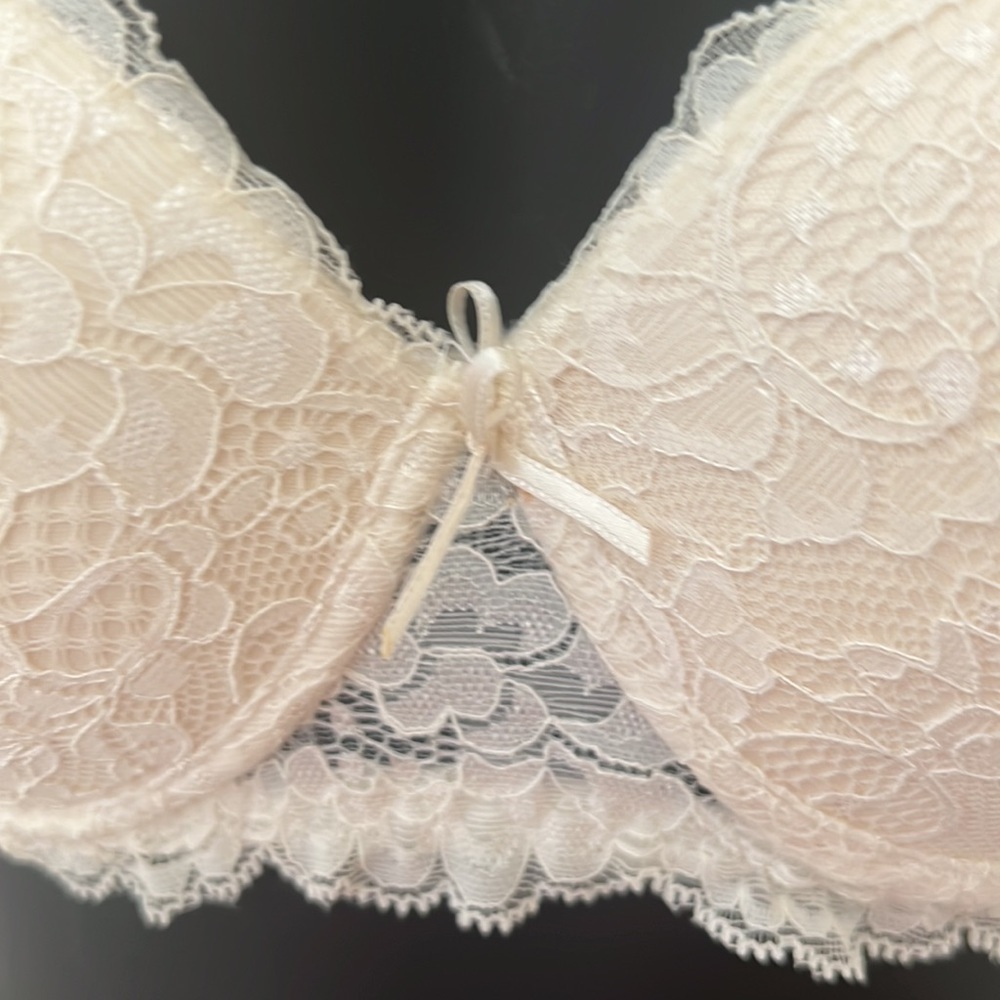 Bras - Picture 3 of 9